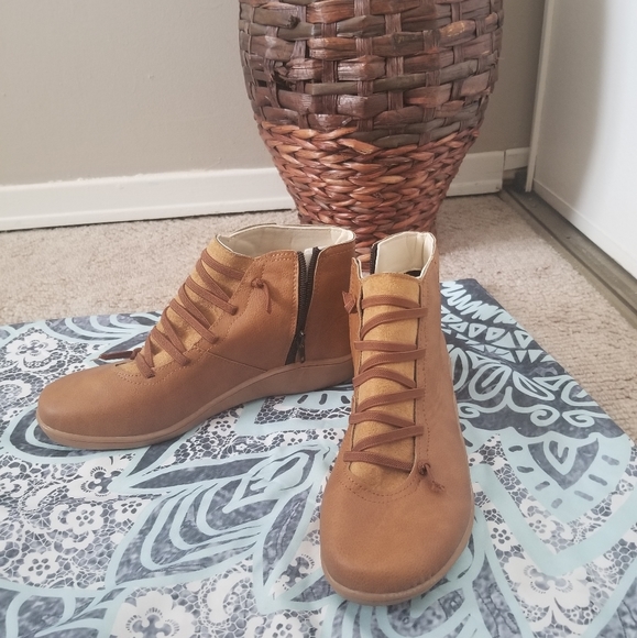 Boots - Picture 2 of 5